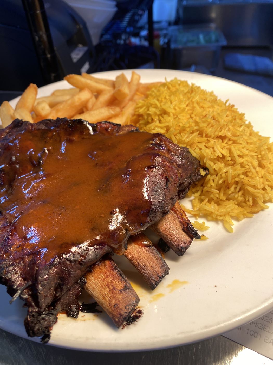 Sticky pork ribs with rice and chips